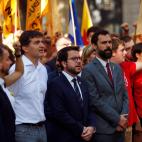 Pere Aragon&eacute;s (c) acompa&ntilde;ado de Roger Torrent (d) y Sergi Crebi&agrave; durante una ofrenda floral al monumento a Rafael Casanova en Barcelona con motivo de la celebraci&oacute;n de la Diada de Catalu&ntilde;a