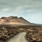 La isla de Lanzarote cuenta con el espectacular Parque de Timanfaya, en el que caminar&aacute;s por aut&eacute;ntica lava volc&aacute;nica, fruto de colosales erupciones entre 1730 y 1736. Los fen&oacute;menos geol&oacute;gicos del parque s...