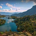 Tan impresionante como el paisaje pirenaico es este parque de Aig&uuml;estortes. Sus imponentes cumbres, r&iacute;os, cascadas y lagos te har&aacute;n sentir en armon&iacute;a con la naturaleza. Su paisaje est&aacute; caracterizado por el a...