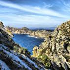 Desde Bayona, Vigo o Cangas puedes embarcar rumbo a las exclusivas Islas C&iacute;es, que dejan un paisaje lleno de diversidad. Las playas de este rinc&oacute;n gallego son de arena blanca y cuentan con aguas cristalinas frente a pinos y formaci...