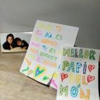 "Hoy mis hijos de 12 (Carla) y 9 (Alex), lo primero que han hecho ha sido despertarme. Pero lo que más me ha gustado ha sido el tarjetón que me han pintado de colores chillones y en el que me describen con todos los adjetivos que ME representa...