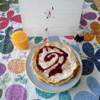 "Ni ceniceros (fumar ya no se lleva) ni corbatas (no me recuerdes que el Lunes vuelvo a la oficina...). Mi regalo ha sido un precioso dibujo de mi hijo de 6 años y un desayuno home-made lleno de cariño: zumo de naranja natural y tortitas con f...