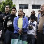 Después de la ocupación de un bloque vacío, los vecinos de Torre Baró escuchan las condiciones de distribución de los pisos para las familias desalojadas. Torre Baró es uno de los barrios con mayor tasa de inmigración y desempleo en Barce...