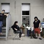 Elisabeth García (37), con sus hijos Alex (14) y Alba (15). La familia fue realojada, junto con otras tres, en Insula Utopia.