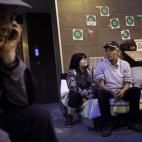 Elisabeth García y su padre, Manolo, pasaron la noche en la calle con todas sus pertenencias después del desalojo policial de Insula Utopia.