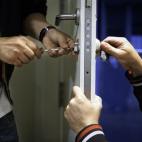 Activistas de la PAH de la ciudad de Sabadell (Barcelona) cambian la cerradura de cada piso después de ocupar un edificio vacío con capacidad para 40 familias, una propiedad del banco malo, SAREB.