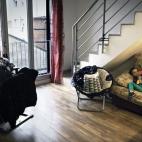 Después de perder su casa por impago de la hipoteca, Miguel Ángel ha sido realojado por los activistas de la PAH Sabadell en un bloque ocupado en un nuevo barrio de la ciudad. Sus hijos viven ahora muy lejos de la escuela, pero las familias y ...