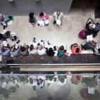 Reunión de los activistas PAH Sabadell con las familias afectadas en el espacio común de un edificio ocupado. Las solicitudes para entrar se evalúan en asamblea semanal colectiva, para entregar viviendas a las familias que realmente lo necesitan.