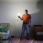 Abdellah, de 53 años, es un bereber de Marruecos. Llegó solo a Barcelona en 2003, y consiguió trabajo en el sector de la construcción como yesero. En 2008 se compró un piso en Sabadell y trajo a España a su esposa y sus dos hijos. Después...