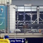 Ventanas rotas en el aeropuerto de Bruselas.