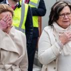 Dos mujeres reaccionan tras las explosiones.
