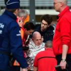 Una víctima de la explosión en la estación de Maalbeek recibe los primeros auxilios.
