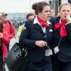 Dos trabajadoras del aeropuerto, muy afectadas tras las explosiones y la evacuación.