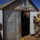 Una refugiada somalí sale de uno de los prototipos de tienda hechos por Ikea y ahora perfeccionados.