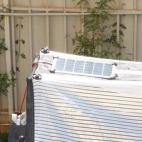 El techo de las tiendas tienen una placa solar que se engancha por USB a una lámpara y así da iluminación al habitáculo.