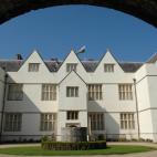 Para apasionados del arte, no puede faltar una visita a los dos museos m&aacute;s recomendados de la ciudad: el Museo de historia nacional al aire libre St. Fagans, donde se puede aprender todo sobre las construcciones y h&aacute;bitos tradicion...