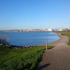 La ciudad portuaria de Cardiff cuenta con una bah&iacute;a magn&iacute;fica para deambular, llena de vida, con una docena de buenos restaurantes, la &oacute;pera, un tiovivo y el &uacute;nico centro de atenci&oacute;n al turista de la ciudad. Se...