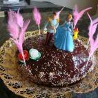 Típica de Cataluña, esta mona de Pascua incluye también entre sus ingredientes chocolate fondant. Los adornos de este postre pueden ir desde los clásicos huevos de Pascua hasta personajes Disney. Mira cómo prepararlo en Cookpad.