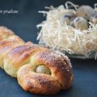 Es la receta clásica pero con un vestido más aparente: el trenzado. Lo importante en este plato –como en los demás— es no olvidarse del huevo para romperlo en la frente del que tienes al lado. Puedes seguir los pasos de la receta en este ...