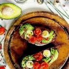El aguacate se ha convertido en los &uacute;ltimos tiempos en el elemento estrella de cualquier tosta. Este ingrediente combinado con huevo de codorniz y tomate convierte esta receta en una forma de cuidarse y comer bien.