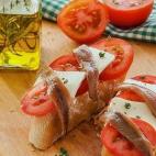 Tres ingredientes para sumar al pan: anchoas, queso fresco y tomate. Una opci&oacute;n ideal para un aperitivo.
