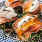 Junto con el aguacate, el salm&oacute;n ahumado es otro de los ingredientes omnipresentes en toda tosta que se precie. Su sabor hace que no sea necesario a&ntilde;adirle muchos m&aacute;s ingredientes, como en esta receta.