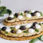 At&iacute;pica, sencilla y ligera. La base de crema de berenjenas hace de esta tosta una opci&oacute;n diferente.