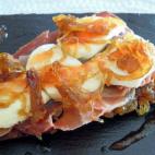 Esta tosta es perfecta para el aperitivo. La receta combina perfectamente el sabor dulce con el punto salado.