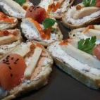 Esta tosta gourmet, que combina queso crema, ar&aacute;ndanos, salm&oacute;n y huevas rojas, resulta ideal para servir como aperitivo en una celebraci&oacute;n.