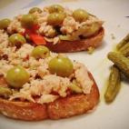Las verduras asadas permiten que puedas disfrutar de esta tosta fr&iacute;a, caliente o a temperatura ambiente. Sobre una base de pan r&uacute;stico se puede completar la receta con un poco de bonito.