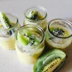 Para preparar este postre sano con fruta y semillas de ch&iacute;a solo hacen falta cinco ingredientes y seguir estos cuatro sencillos pasos.