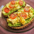 Porque para coger energ&iacute;a no hace falta pegarse un atrac&oacute;n de az&uacute;car ni de calor&iacute;as. Esta tostada con aguacate, tomate y huevo es f&aacute;cil de hacer e ideal para un desayuno contundente. Puedes ver los pasos a segu...