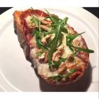 Esta tostada con jam&oacute;n, pechuga de pavo, queso, nueces y r&uacute;cula est&aacute; lista en solo 10 minutos. Ideal para empezar el d&iacute;a con energ&iacute;a. Sigue los pasos para prepararla en Cookpad.