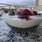 Para esta receta solo hacen falta estos tres ingredientes. Si dejas la ch&iacute;a hidratando la noche anterior, solo hay que mezclarla con el yogur y los frutos rojos que m&aacute;s te gusten para tener este delicioso desayuno. Tienes la receta...