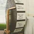 Con carteles que vayan desde "Los novios se besan" a "Te toca salir a bailar" o "Coge a alguien y bésalo". ¡Puedes personalizarla!