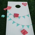 Es un juego clásico estadounidense (literalmente, agujero de maíz) sencillo, divertido y perfecto para el aire libre. Desde cierta distancia los jugadores tienen que meter pequeños sacos por el agujero de un tablón como el de la imagen. Si m...