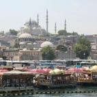 - Nunca lleves tu pasaporte contigo. Estambul es una ciudad bastante segura, pero hay también carteristas. Tu DNI es suficiente para que la utilicen para cualquier cosa. Prepárate para regatear con los vendedores en los lugares más turístico...