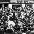 Ciudadanos checoslovacos rodean un tanque en una calle de Praga, el 21 de agosto de 1968.