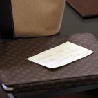 El fotógrafo de Las Provincias Txema Rodríguez cazó el post-it con el que Rita Barberá se recordaba a sí misma que tenía que “comprar pollo y carne el viernes".