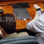 Madrid aprobó la privatización de sus hospitales mientras dos diputados regionales del PP jugaban al Apalabrados: Bartolome González, exalcalde de Alcalá de Henares, y María Isabel Redondo. Pillados por Álvaro García, de El País.