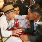 El surcoreano Lee Gyum-sum (izquierda), de 92 a&ntilde;os,abraza a su hijo, el norcoreano Lee Sung-chul, de 71 a&ntilde;os, durante el acto.