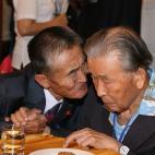 El surcoreano Lee Mun-hyeok (derecha),de 95 a&ntilde;os, se encuentra con su sobrino, el norcoreano Lee Kwan-hyeok, de 80 a&ntilde;os.