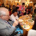 Paek Seong-gyu (izquierda), de 101 a&ntilde;os, comparte mesa con sus familiares.