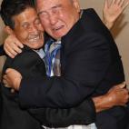El surcoreano Ham Seong-chan (derecha), de 93 a&ntilde;os, abraza a su hermano peque&ntilde;o Ham dong-chan, de 79 a&ntilde;os.