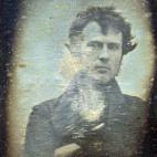 15 minutos tuvo que quedarse quieto Robert Cornelius para sacarse el primer selfi de la historia. El qu&iacute;mico pos&oacute; delante un espejo en 1839 con la primera c&aacute;mara de fotos que se comercializ&oacute;.