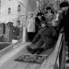 Fidel Castro se desliza por un tobog&aacute;n durante su visita a Mosc&uacute; en 1964.