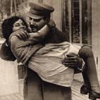 Stalin abraza y juega con su hija Svetlana en 1936.