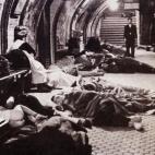 Varias personas duermen en el Metro de Madrid durante la Guerra Civil.