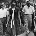 Una imagen de Dorothy Counts, la mujer negra que entr&oacute; en una escuela exclusivamente de blancos en Estados Unidos, mientras sus compa&ntilde;eros se burlan de ella por su color de piel.