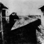 La primera fotograf&iacute;a de la historia la hizo Nic&eacute;phore Ni&eacute;pce en el a&ntilde;o 1826 en la ventana de su granero.
